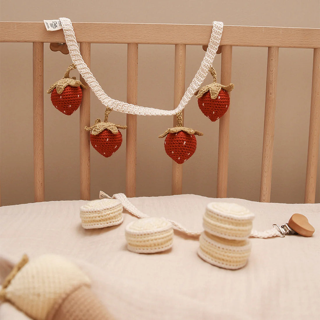 Strawberry Pram Chain - Cream-red